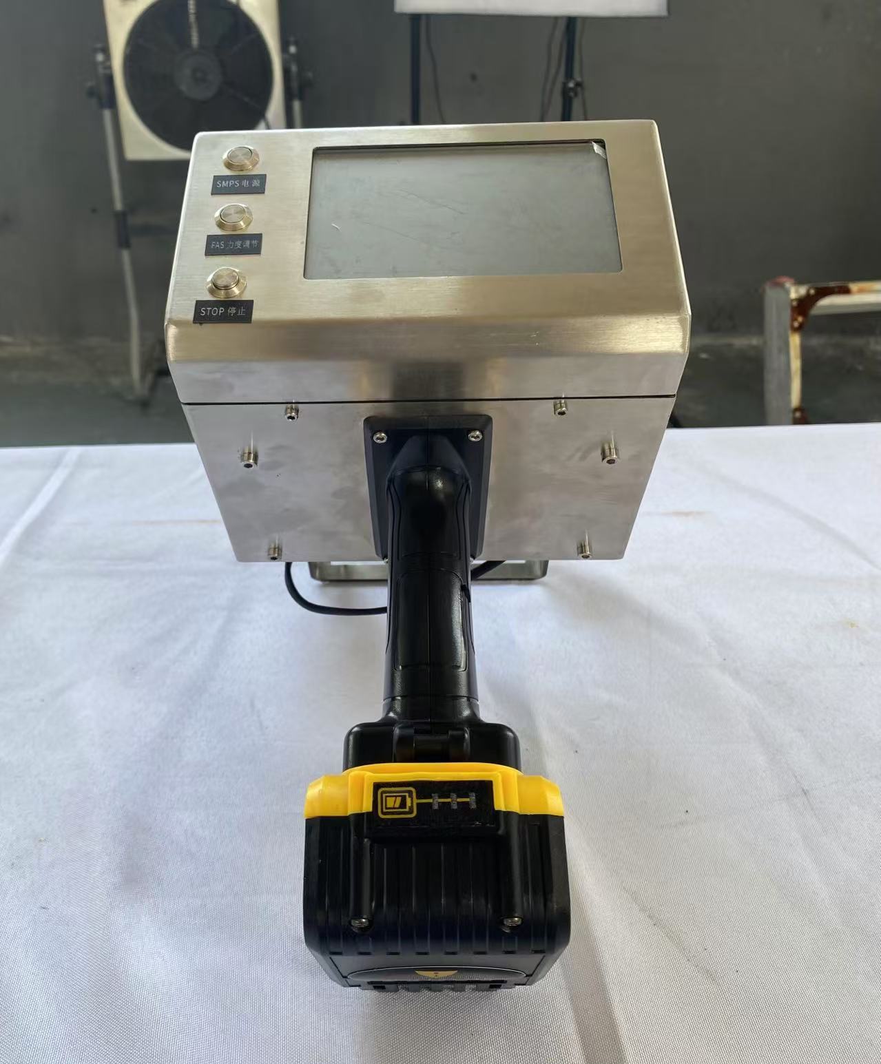 İyi fiyatlı sert materyaller için el tipi lityum pil makinesi