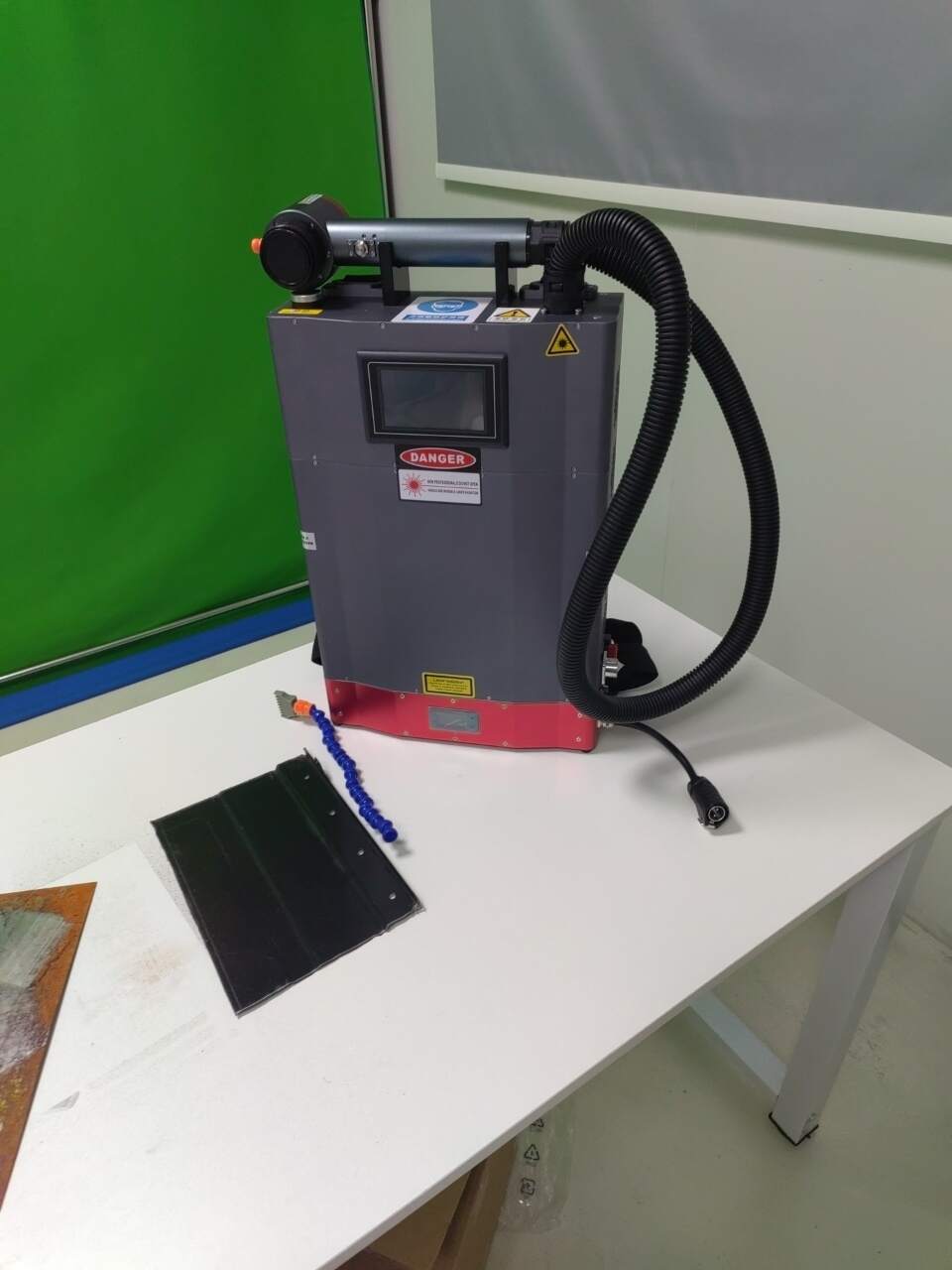 metal pas ağrısının giderilmesi için yüksek teknoloji el mini darbe fiber lazer temizleme makinesi 100w